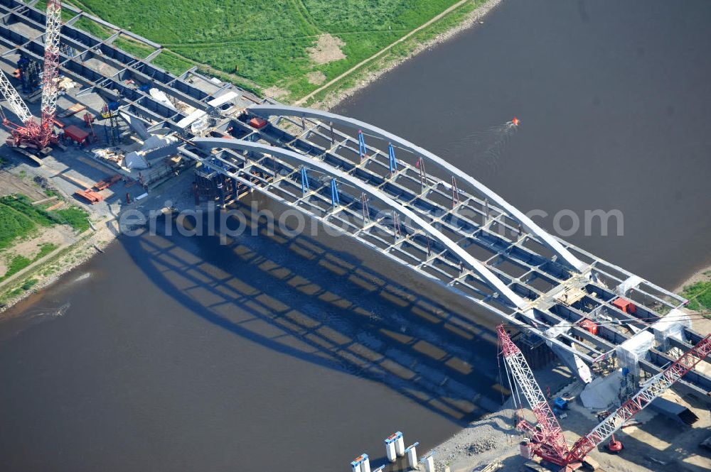 Aerial photograph Dresden - Blick auf die im Bau befindliche Waldschlösschenbrücke über die Elbe in Dresden mit den Stahlträgern der belgischen Firma Victor Buyck Steel Constructions nach Vorgaben des Büros AWB Architekten Architekturbüro Bauer BDA und Bauleistungen der EUROVIA Beton GmbH. View the construction site of Waldschlösschen bridge over the Elbe in Dresden / Saxony.