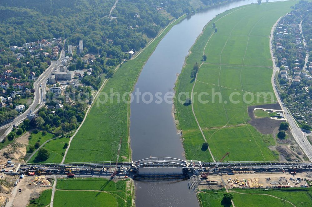 Dresden from above - Blick auf die im Bau befindliche Waldschlösschenbrücke über die Elbe in Dresden mit den Stahlträgern der belgischen Firma Victor Buyck Steel Constructions nach Vorgaben des Büros AWB Architekten Architekturbüro Bauer BDA und Bauleistungen der EUROVIA Beton GmbH. View the construction site of Waldschlösschen bridge over the Elbe in Dresden / Saxony.