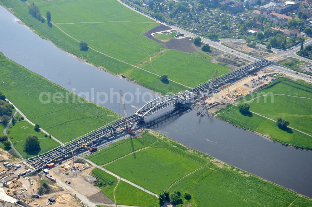 Dresden from the bird's eye view: Blick auf die im Bau befindliche Waldschlösschenbrücke über die Elbe in Dresden mit den Stahlträgern der belgischen Firma Victor Buyck Steel Constructions nach Vorgaben des Büros AWB Architekten Architekturbüro Bauer BDA und Bauleistungen der EUROVIA Beton GmbH. View the construction site of Waldschlösschen bridge over the Elbe in Dresden / Saxony.