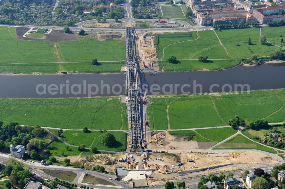 Aerial image Dresden - Blick auf die im Bau befindliche Waldschlösschenbrücke über die Elbe in Dresden mit den Stahlträgern der belgischen Firma Victor Buyck Steel Constructions nach Vorgaben des Büros AWB Architekten Architekturbüro Bauer BDA und Bauleistungen der EUROVIA Beton GmbH. View the construction site of Waldschlösschen bridge over the Elbe in Dresden / Saxony.