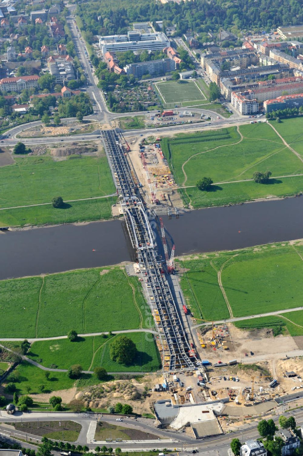 Aerial photograph Dresden - Blick auf die im Bau befindliche Waldschlösschenbrücke über die Elbe in Dresden mit den Stahlträgern der belgischen Firma Victor Buyck Steel Constructions nach Vorgaben des Büros AWB Architekten Architekturbüro Bauer BDA und Bauleistungen der EUROVIA Beton GmbH. View the construction site of Waldschlösschen bridge over the Elbe in Dresden / Saxony.