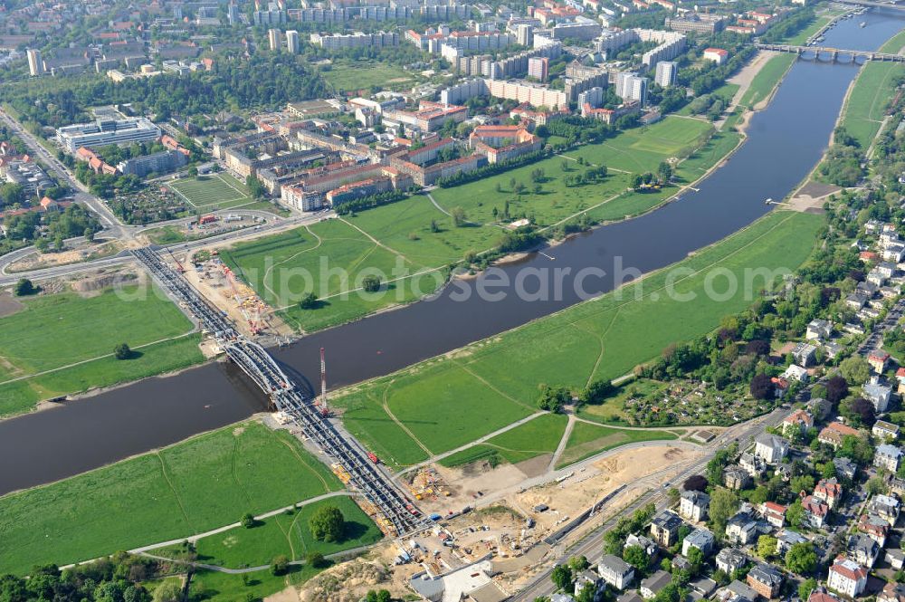 Dresden from above - Blick auf die im Bau befindliche Waldschlösschenbrücke über die Elbe in Dresden mit den Stahlträgern der belgischen Firma Victor Buyck Steel Constructions nach Vorgaben des Büros AWB Architekten Architekturbüro Bauer BDA und Bauleistungen der EUROVIA Beton GmbH. View the construction site of Waldschlösschen bridge over the Elbe in Dresden / Saxony.