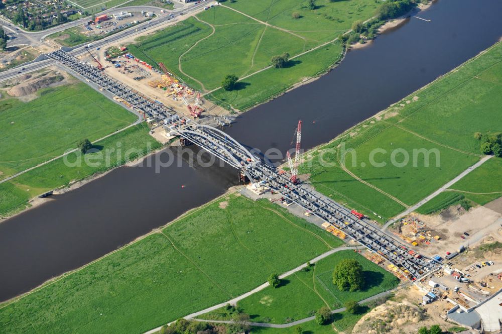 Dresden from the bird's eye view: Blick auf die im Bau befindliche Waldschlösschenbrücke über die Elbe in Dresden mit den Stahlträgern der belgischen Firma Victor Buyck Steel Constructions nach Vorgaben des Büros AWB Architekten Architekturbüro Bauer BDA und Bauleistungen der EUROVIA Beton GmbH. View the construction site of Waldschlösschen bridge over the Elbe in Dresden / Saxony.