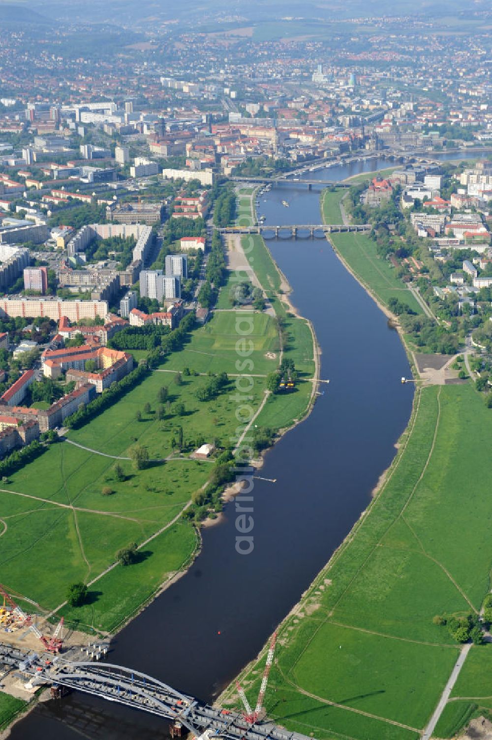 Aerial image Dresden - Blick auf die im Bau befindliche Waldschlösschenbrücke über die Elbe in Dresden mit den Stahlträgern der belgischen Firma Victor Buyck Steel Constructions nach Vorgaben des Büros AWB Architekten Architekturbüro Bauer BDA und Bauleistungen der EUROVIA Beton GmbH. View the construction site of Waldschlösschen bridge over the Elbe in Dresden / Saxony.