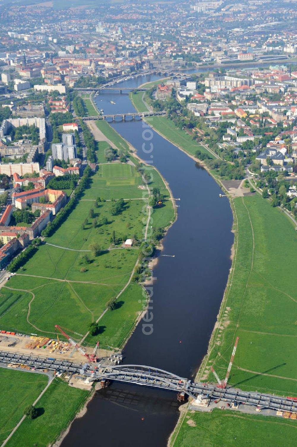 Aerial photograph Dresden - Blick auf die im Bau befindliche Waldschlösschenbrücke über die Elbe in Dresden mit den Stahlträgern der belgischen Firma Victor Buyck Steel Constructions nach Vorgaben des Büros AWB Architekten Architekturbüro Bauer BDA und Bauleistungen der EUROVIA Beton GmbH. View the construction site of Waldschlösschen bridge over the Elbe in Dresden / Saxony.