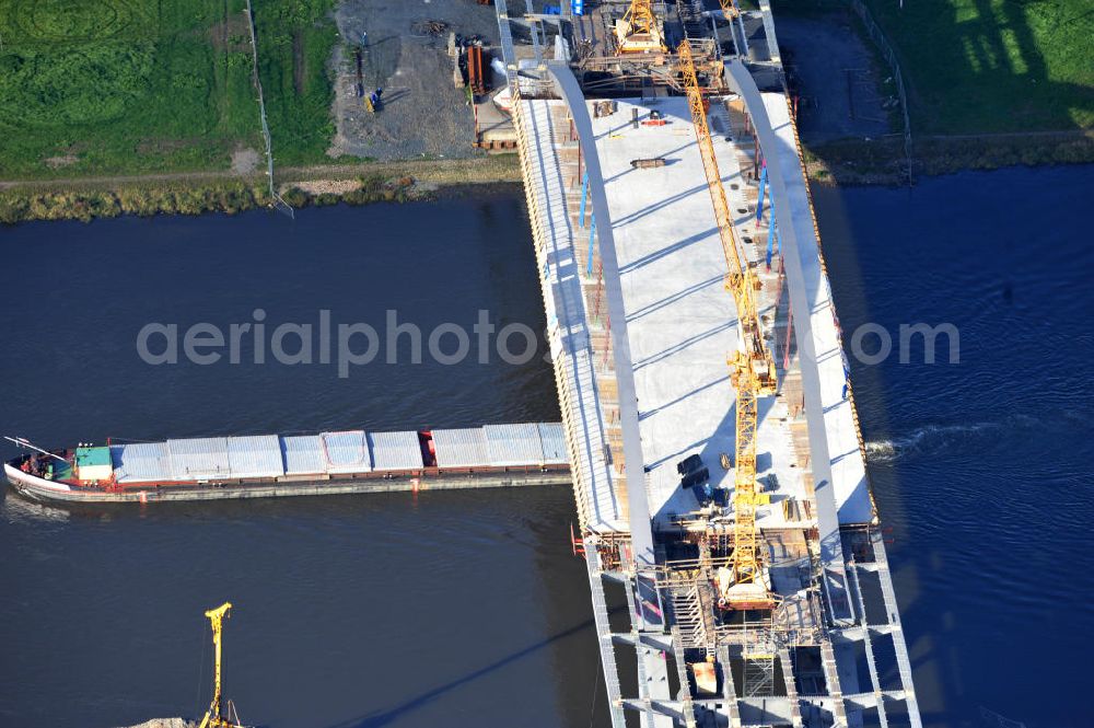 Aerial photograph Dresden - Blick auf die im Bau befindliche Waldschlösschenbrücke über die Elbe in Dresden mit den Stahlträgern der belgischen Firma Victor Buyck Steel Constructions nach Vorgaben des Büros AWB Architekten Architekturbüro Bauer BDA und Bauleistungen der EUROVIA Beton GmbH. View the construction site of Waldschlösschen bridge over the Elbe in Dresden / Saxony.