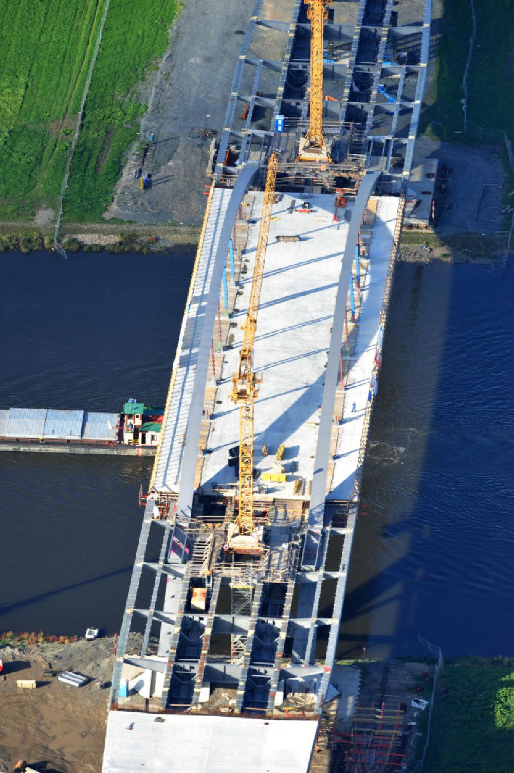 Dresden from above - Blick auf die im Bau befindliche Waldschlösschenbrücke über die Elbe in Dresden mit den Stahlträgern der belgischen Firma Victor Buyck Steel Constructions nach Vorgaben des Büros AWB Architekten Architekturbüro Bauer BDA und Bauleistungen der EUROVIA Beton GmbH. View the construction site of Waldschlösschen bridge over the Elbe in Dresden / Saxony.