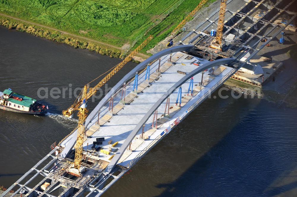 Dresden from the bird's eye view: Blick auf die im Bau befindliche Waldschlösschenbrücke über die Elbe in Dresden mit den Stahlträgern der belgischen Firma Victor Buyck Steel Constructions nach Vorgaben des Büros AWB Architekten Architekturbüro Bauer BDA und Bauleistungen der EUROVIA Beton GmbH. View the construction site of Waldschlösschen bridge over the Elbe in Dresden / Saxony.