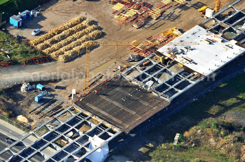 Aerial image Dresden - Blick auf die im Bau befindliche Waldschlösschenbrücke über die Elbe in Dresden mit den Stahlträgern der belgischen Firma Victor Buyck Steel Constructions nach Vorgaben des Büros AWB Architekten Architekturbüro Bauer BDA und Bauleistungen der EUROVIA Beton GmbH. View the construction site of Waldschlösschen bridge over the Elbe in Dresden / Saxony.