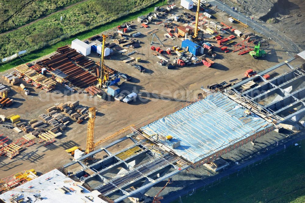 Aerial photograph Dresden - Blick auf die im Bau befindliche Waldschlösschenbrücke über die Elbe in Dresden mit den Stahlträgern der belgischen Firma Victor Buyck Steel Constructions nach Vorgaben des Büros AWB Architekten Architekturbüro Bauer BDA und Bauleistungen der EUROVIA Beton GmbH. View the construction site of Waldschlösschen bridge over the Elbe in Dresden / Saxony.