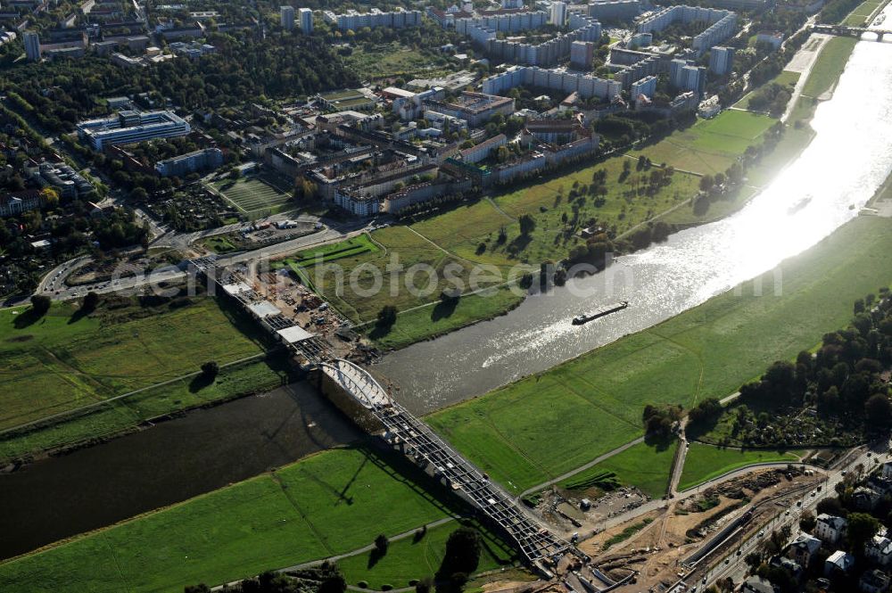 Dresden from the bird's eye view: Blick auf die im Bau befindliche Waldschlösschenbrücke über die Elbe in Dresden mit den Stahlträgern der belgischen Firma Victor Buyck Steel Constructions nach Vorgaben des Büros AWB Architekten Architekturbüro Bauer BDA und Bauleistungen der EUROVIA Beton GmbH. View the construction site of Waldschlösschen bridge over the Elbe in Dresden / Saxony.