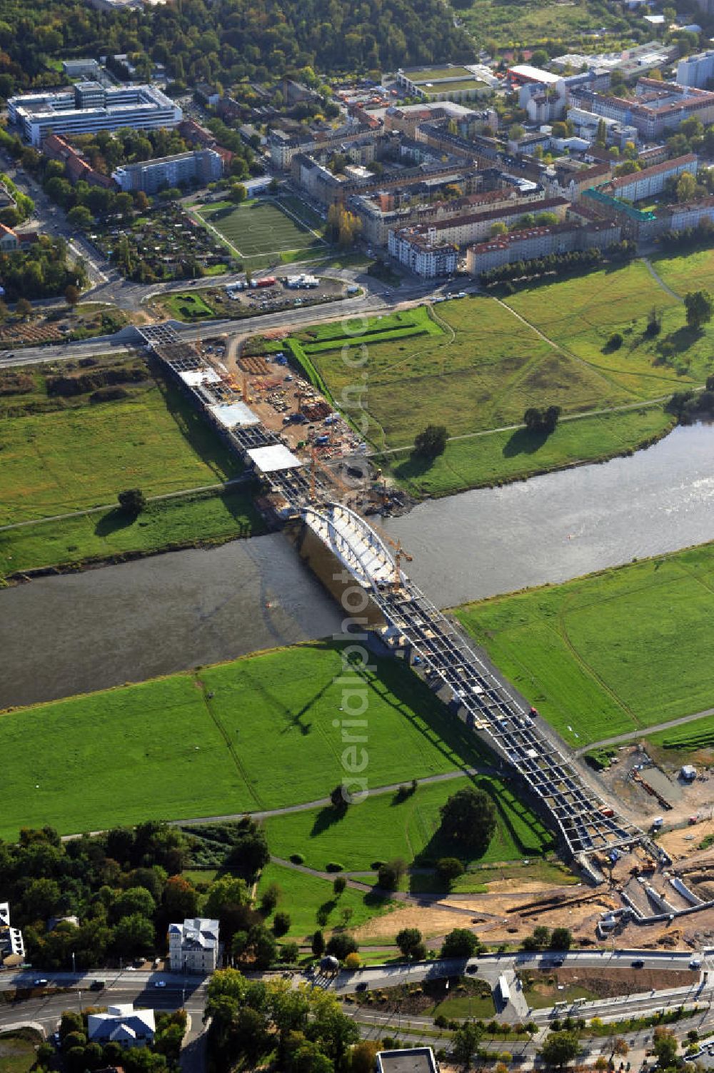 Aerial image Dresden - Blick auf die im Bau befindliche Waldschlösschenbrücke über die Elbe in Dresden mit den Stahlträgern der belgischen Firma Victor Buyck Steel Constructions nach Vorgaben des Büros AWB Architekten Architekturbüro Bauer BDA und Bauleistungen der EUROVIA Beton GmbH. View the construction site of Waldschlösschen bridge over the Elbe in Dresden / Saxony.