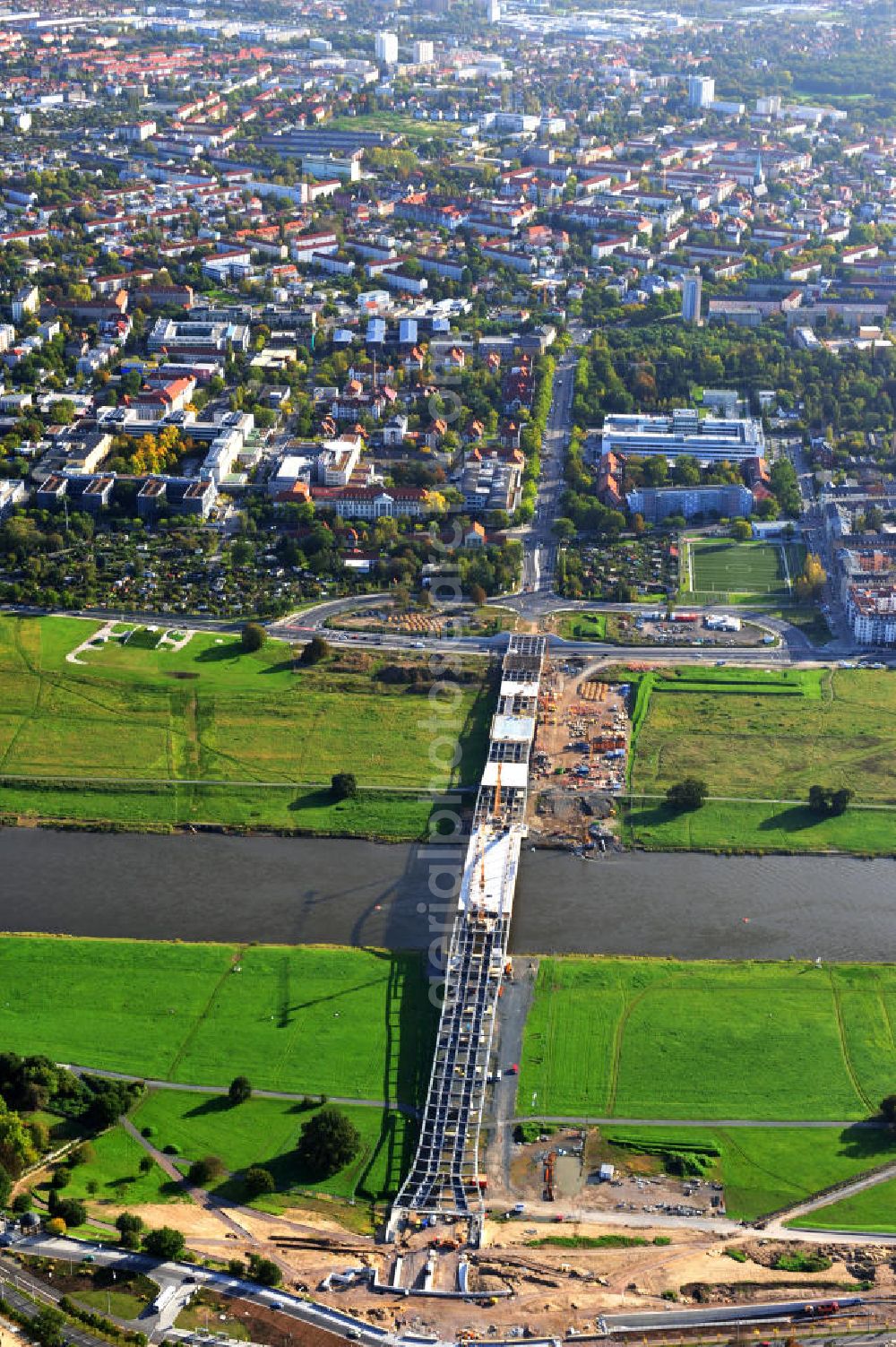 Aerial photograph Dresden - Blick auf die im Bau befindliche Waldschlösschenbrücke über die Elbe in Dresden mit den Stahlträgern der belgischen Firma Victor Buyck Steel Constructions nach Vorgaben des Büros AWB Architekten Architekturbüro Bauer BDA und Bauleistungen der EUROVIA Beton GmbH. View the construction site of Waldschlösschen bridge over the Elbe in Dresden / Saxony.