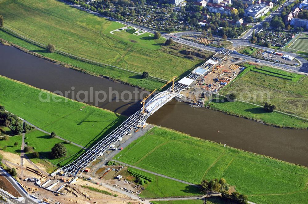 Dresden from above - Blick auf die im Bau befindliche Waldschlösschenbrücke über die Elbe in Dresden mit den Stahlträgern der belgischen Firma Victor Buyck Steel Constructions nach Vorgaben des Büros AWB Architekten Architekturbüro Bauer BDA und Bauleistungen der EUROVIA Beton GmbH. View the construction site of Waldschlösschen bridge over the Elbe in Dresden / Saxony.