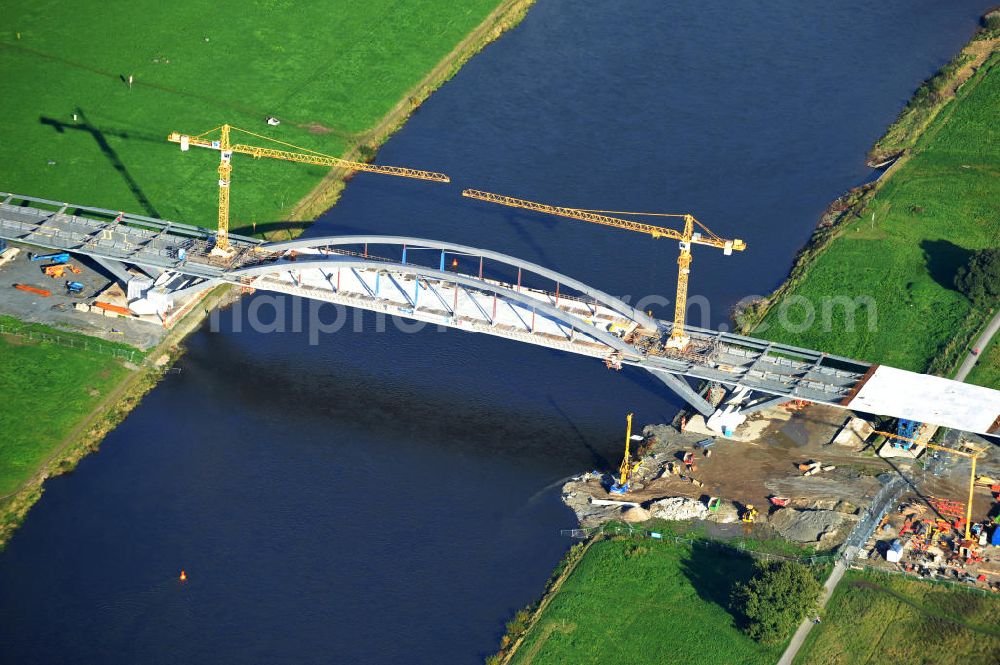 Dresden from the bird's eye view: Blick auf die im Bau befindliche Waldschlösschenbrücke über die Elbe in Dresden mit den Stahlträgern der belgischen Firma Victor Buyck Steel Constructions nach Vorgaben des Büros AWB Architekten Architekturbüro Bauer BDA und Bauleistungen der EUROVIA Beton GmbH. View the construction site of Waldschlösschen bridge over the Elbe in Dresden / Saxony.