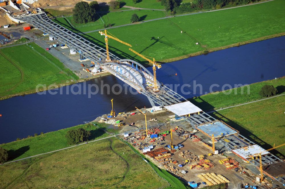 Aerial image Dresden - Blick auf die im Bau befindliche Waldschlösschenbrücke über die Elbe in Dresden mit den Stahlträgern der belgischen Firma Victor Buyck Steel Constructions nach Vorgaben des Büros AWB Architekten Architekturbüro Bauer BDA und Bauleistungen der EUROVIA Beton GmbH. View the construction site of Waldschlösschen bridge over the Elbe in Dresden / Saxony.