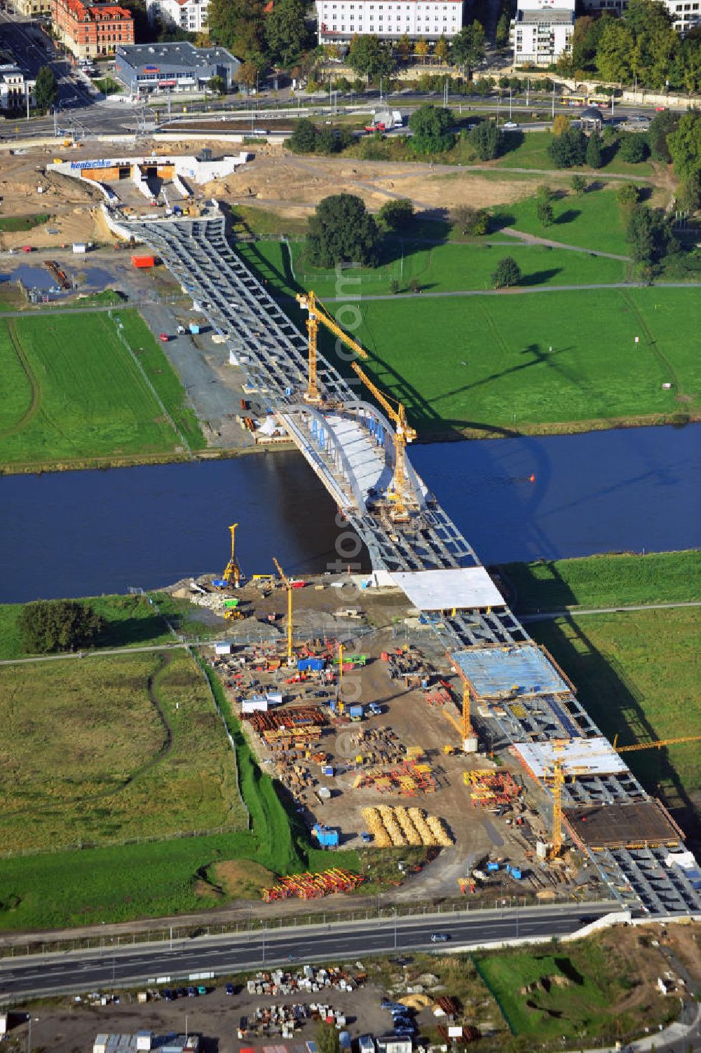 Aerial photograph Dresden - Blick auf die im Bau befindliche Waldschlösschenbrücke über die Elbe in Dresden mit den Stahlträgern der belgischen Firma Victor Buyck Steel Constructions nach Vorgaben des Büros AWB Architekten Architekturbüro Bauer BDA und Bauleistungen der EUROVIA Beton GmbH. View the construction site of Waldschlösschen bridge over the Elbe in Dresden / Saxony.