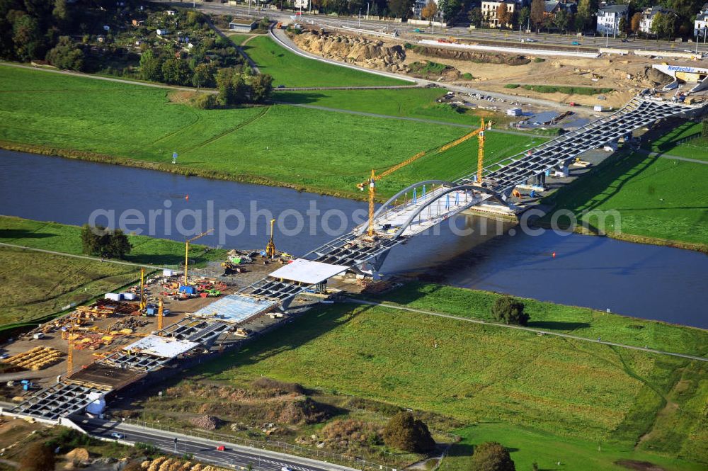 Dresden from above - Blick auf die im Bau befindliche Waldschlösschenbrücke über die Elbe in Dresden mit den Stahlträgern der belgischen Firma Victor Buyck Steel Constructions nach Vorgaben des Büros AWB Architekten Architekturbüro Bauer BDA und Bauleistungen der EUROVIA Beton GmbH. View the construction site of Waldschlösschen bridge over the Elbe in Dresden / Saxony.