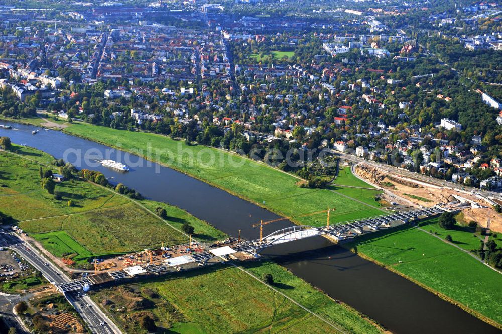 Dresden from the bird's eye view: Blick auf die im Bau befindliche Waldschlösschenbrücke über die Elbe in Dresden mit den Stahlträgern der belgischen Firma Victor Buyck Steel Constructions nach Vorgaben des Büros AWB Architekten Architekturbüro Bauer BDA und Bauleistungen der EUROVIA Beton GmbH. View the construction site of Waldschlösschen bridge over the Elbe in Dresden / Saxony.