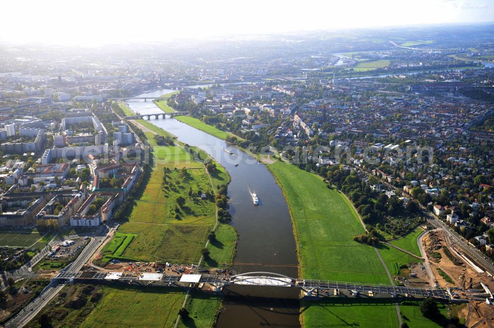 Aerial image Dresden - Blick auf die im Bau befindliche Waldschlösschenbrücke über die Elbe in Dresden mit den Stahlträgern der belgischen Firma Victor Buyck Steel Constructions nach Vorgaben des Büros AWB Architekten Architekturbüro Bauer BDA und Bauleistungen der EUROVIA Beton GmbH. View the construction site of Waldschlösschen bridge over the Elbe in Dresden / Saxony.