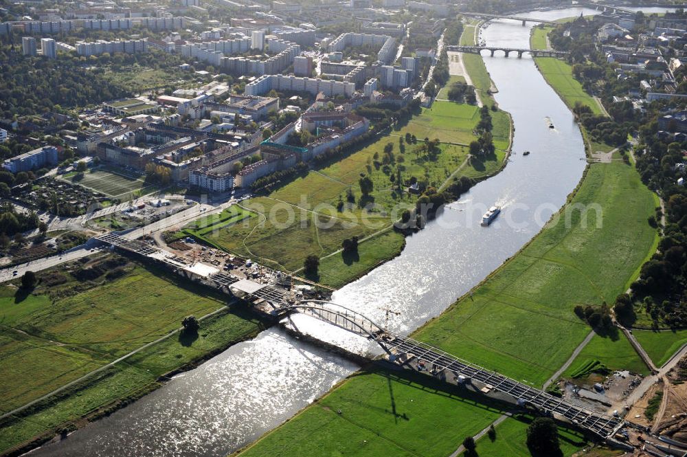 Aerial photograph Dresden - Blick auf die im Bau befindliche Waldschlösschenbrücke über die Elbe in Dresden mit den Stahlträgern der belgischen Firma Victor Buyck Steel Constructions nach Vorgaben des Büros AWB Architekten Architekturbüro Bauer BDA und Bauleistungen der EUROVIA Beton GmbH. View the construction site of Waldschlösschen bridge over the Elbe in Dresden / Saxony.