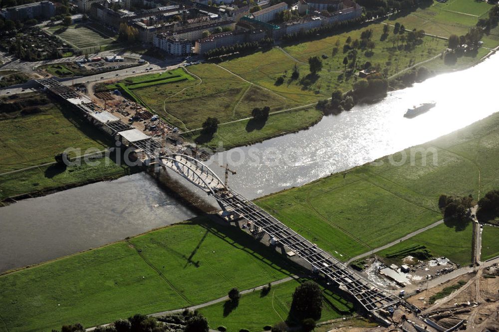 Dresden from above - Blick auf die im Bau befindliche Waldschlösschenbrücke über die Elbe in Dresden mit den Stahlträgern der belgischen Firma Victor Buyck Steel Constructions nach Vorgaben des Büros AWB Architekten Architekturbüro Bauer BDA und Bauleistungen der EUROVIA Beton GmbH. View the construction site of Waldschlösschen bridge over the Elbe in Dresden / Saxony.