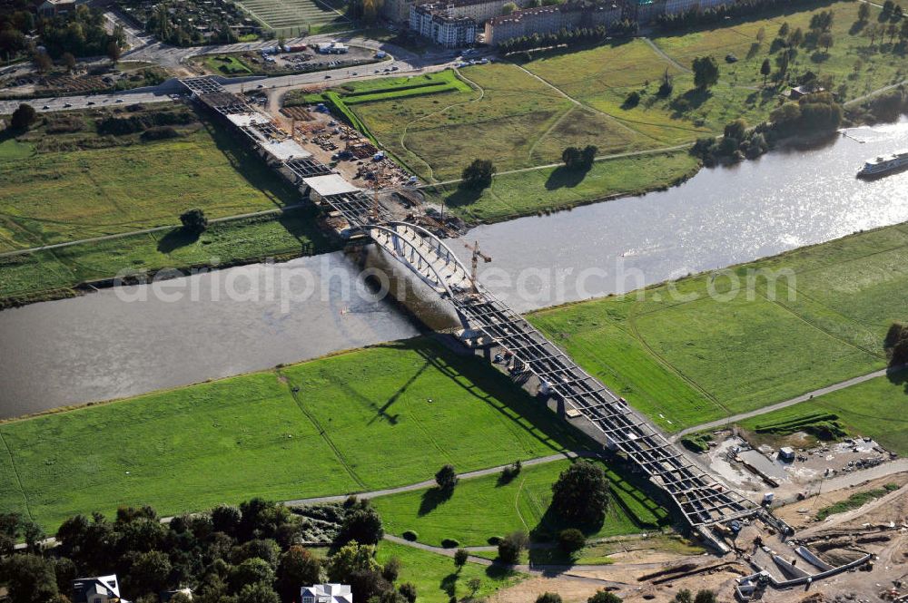 Dresden from the bird's eye view: Blick auf die im Bau befindliche Waldschlösschenbrücke über die Elbe in Dresden mit den Stahlträgern der belgischen Firma Victor Buyck Steel Constructions nach Vorgaben des Büros AWB Architekten Architekturbüro Bauer BDA und Bauleistungen der EUROVIA Beton GmbH. View the construction site of Waldschlösschen bridge over the Elbe in Dresden / Saxony.