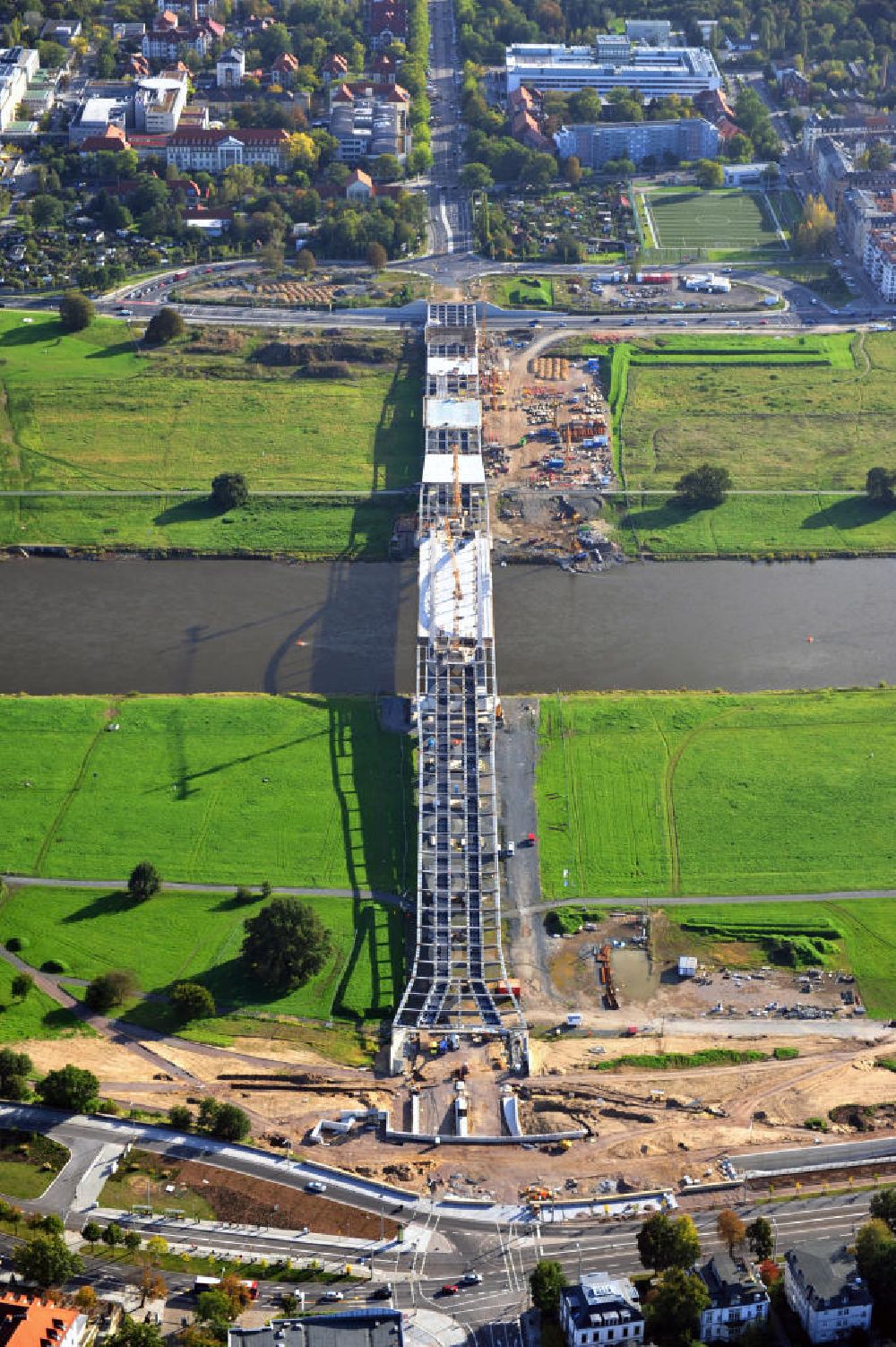 Aerial image Dresden - Blick auf die im Bau befindliche Waldschlösschenbrücke über die Elbe in Dresden mit den Stahlträgern der belgischen Firma Victor Buyck Steel Constructions nach Vorgaben des Büros AWB Architekten Architekturbüro Bauer BDA und Bauleistungen der EUROVIA Beton GmbH. View the construction site of Waldschlösschen bridge over the Elbe in Dresden / Saxony.