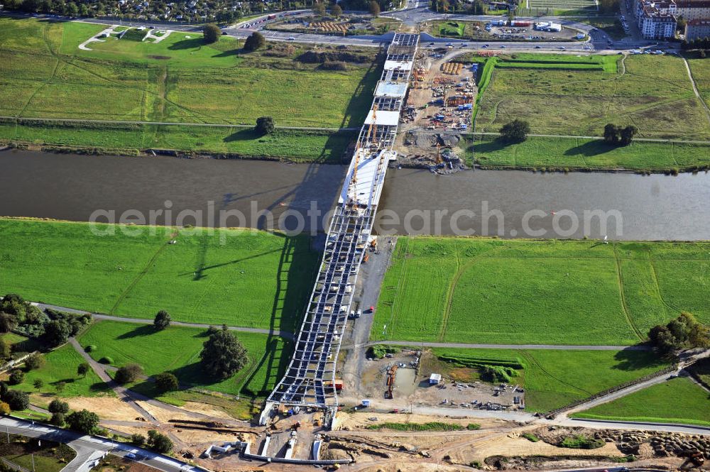 Aerial photograph Dresden - Blick auf die im Bau befindliche Waldschlösschenbrücke über die Elbe in Dresden mit den Stahlträgern der belgischen Firma Victor Buyck Steel Constructions nach Vorgaben des Büros AWB Architekten Architekturbüro Bauer BDA und Bauleistungen der EUROVIA Beton GmbH. View the construction site of Waldschlösschen bridge over the Elbe in Dresden / Saxony.