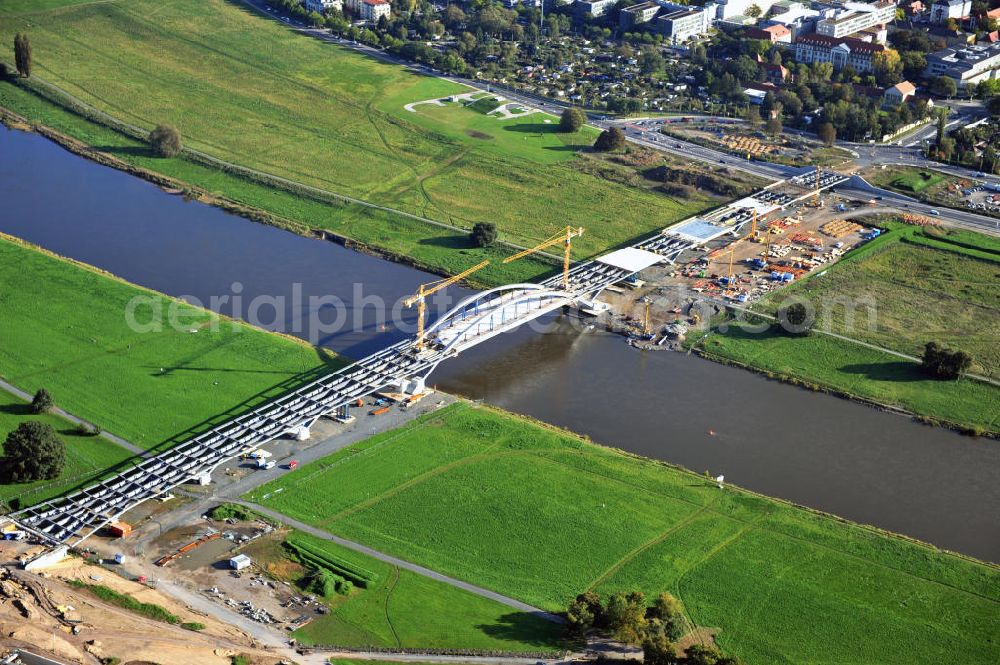 Dresden from above - Blick auf die im Bau befindliche Waldschlösschenbrücke über die Elbe in Dresden mit den Stahlträgern der belgischen Firma Victor Buyck Steel Constructions nach Vorgaben des Büros AWB Architekten Architekturbüro Bauer BDA und Bauleistungen der EUROVIA Beton GmbH. View the construction site of Waldschlösschen bridge over the Elbe in Dresden / Saxony.