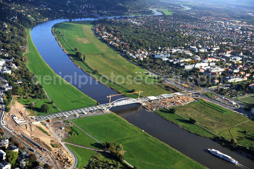 Dresden from the bird's eye view: Blick auf die im Bau befindliche Waldschlösschenbrücke über die Elbe in Dresden mit den Stahlträgern der belgischen Firma Victor Buyck Steel Constructions nach Vorgaben des Büros AWB Architekten Architekturbüro Bauer BDA und Bauleistungen der EUROVIA Beton GmbH. View the construction site of Waldschlösschen bridge over the Elbe in Dresden / Saxony.