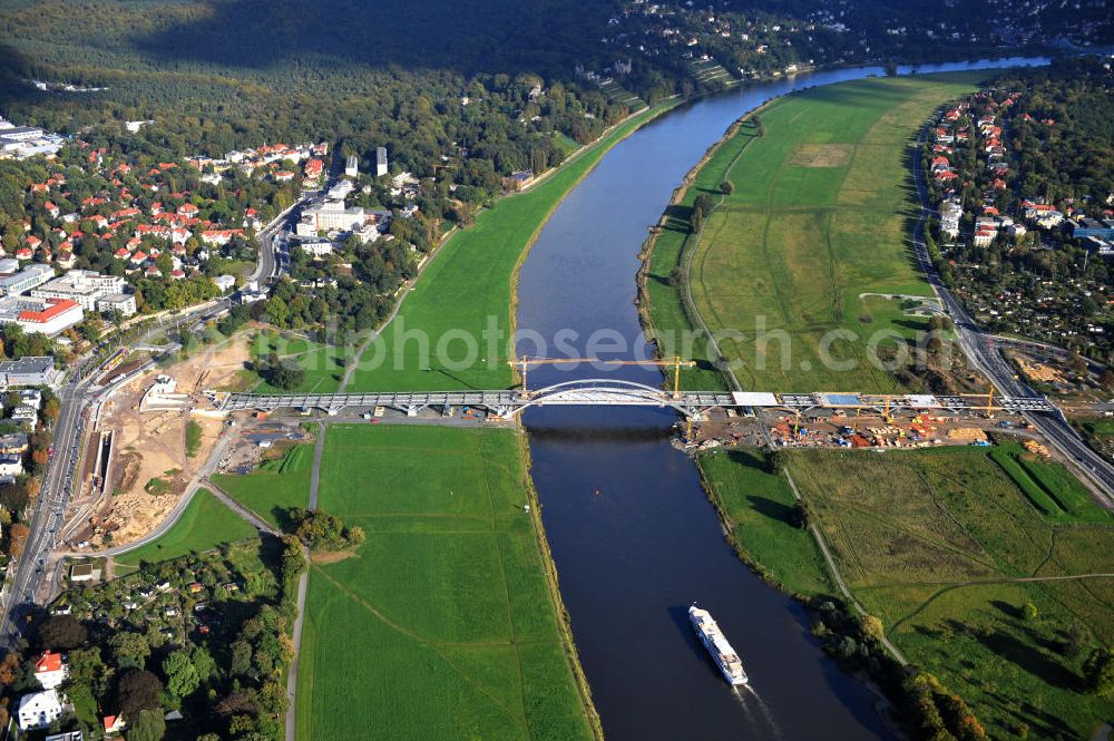 Aerial image Dresden - Blick auf die im Bau befindliche Waldschlösschenbrücke über die Elbe in Dresden mit den Stahlträgern der belgischen Firma Victor Buyck Steel Constructions nach Vorgaben des Büros AWB Architekten Architekturbüro Bauer BDA und Bauleistungen der EUROVIA Beton GmbH. View the construction site of Waldschlösschen bridge over the Elbe in Dresden / Saxony.