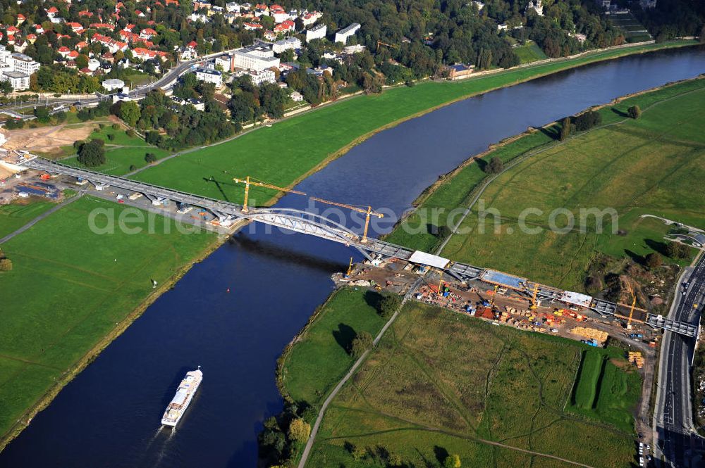 Aerial photograph Dresden - Blick auf die im Bau befindliche Waldschlösschenbrücke über die Elbe in Dresden mit den Stahlträgern der belgischen Firma Victor Buyck Steel Constructions nach Vorgaben des Büros AWB Architekten Architekturbüro Bauer BDA und Bauleistungen der EUROVIA Beton GmbH. View the construction site of Waldschlösschen bridge over the Elbe in Dresden / Saxony.