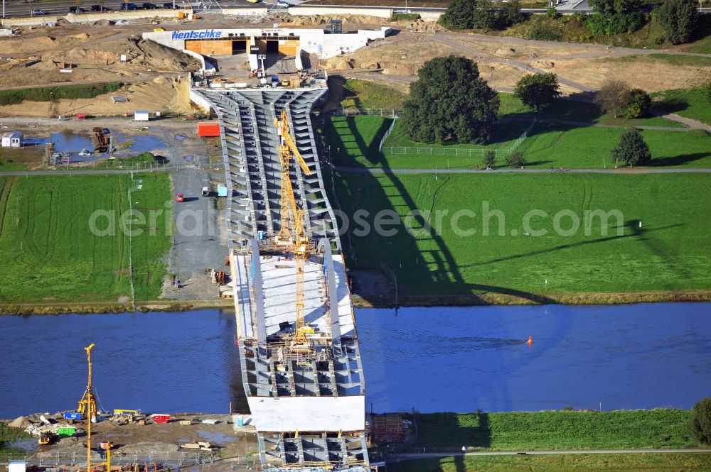 Dresden from above - Blick auf die im Bau befindliche Waldschlösschenbrücke über die Elbe in Dresden mit den Stahlträgern der belgischen Firma Victor Buyck Steel Constructions nach Vorgaben des Büros AWB Architekten Architekturbüro Bauer BDA und Bauleistungen der EUROVIA Beton GmbH. View the construction site of Waldschlösschen bridge over the Elbe in Dresden / Saxony.