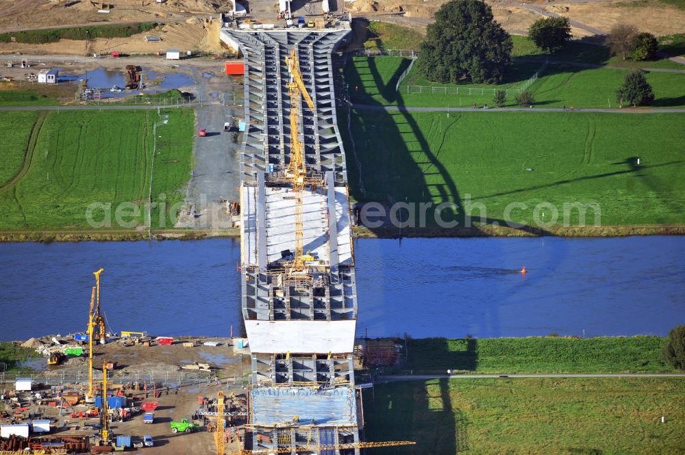 Dresden from the bird's eye view: Blick auf die im Bau befindliche Waldschlösschenbrücke über die Elbe in Dresden mit den Stahlträgern der belgischen Firma Victor Buyck Steel Constructions nach Vorgaben des Büros AWB Architekten Architekturbüro Bauer BDA und Bauleistungen der EUROVIA Beton GmbH. View the construction site of Waldschlösschen bridge over the Elbe in Dresden / Saxony.