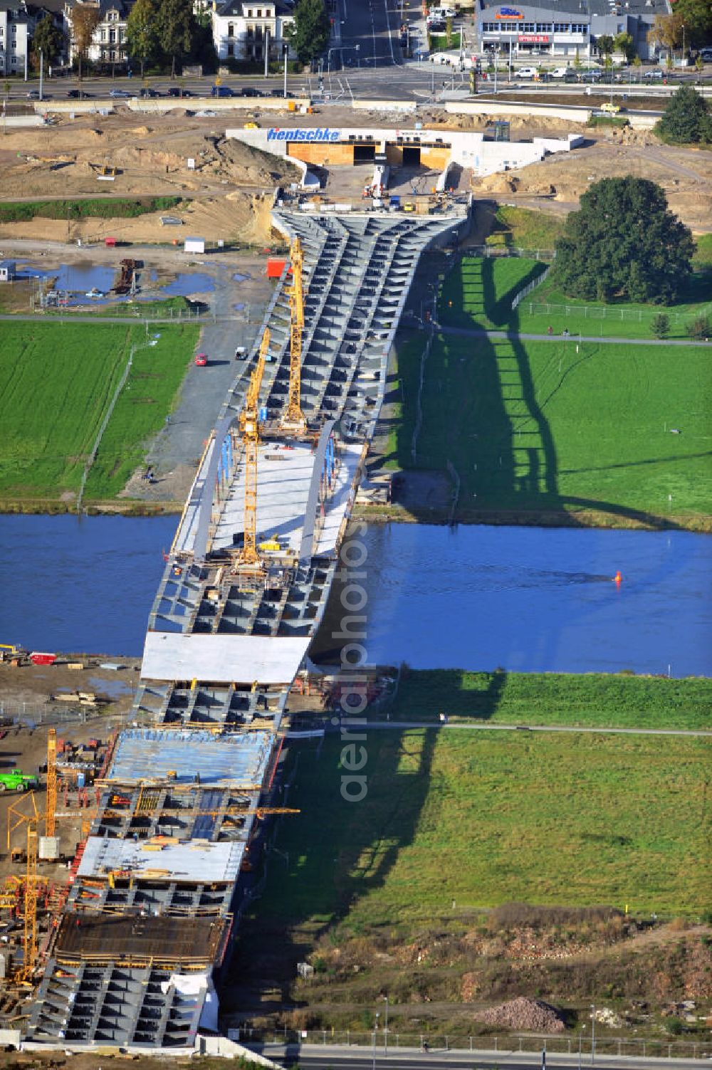 Aerial image Dresden - Blick auf die im Bau befindliche Waldschlösschenbrücke über die Elbe in Dresden mit den Stahlträgern der belgischen Firma Victor Buyck Steel Constructions nach Vorgaben des Büros AWB Architekten Architekturbüro Bauer BDA und Bauleistungen der EUROVIA Beton GmbH. View the construction site of Waldschlösschen bridge over the Elbe in Dresden / Saxony.