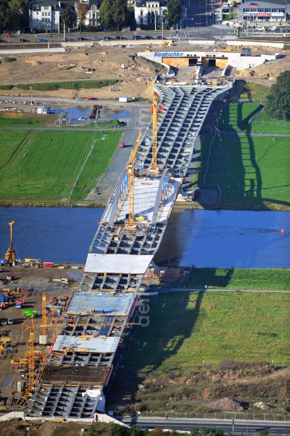 Aerial photograph Dresden - Blick auf die im Bau befindliche Waldschlösschenbrücke über die Elbe in Dresden mit den Stahlträgern der belgischen Firma Victor Buyck Steel Constructions nach Vorgaben des Büros AWB Architekten Architekturbüro Bauer BDA und Bauleistungen der EUROVIA Beton GmbH. View the construction site of Waldschlösschen bridge over the Elbe in Dresden / Saxony.