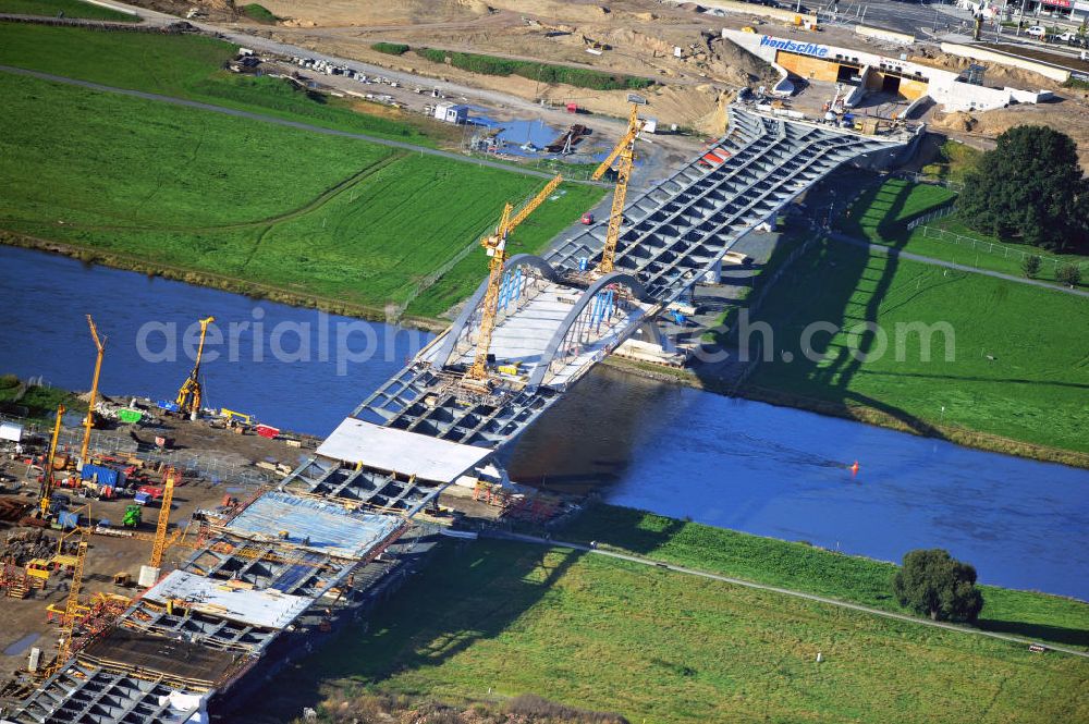 Dresden from above - Blick auf die im Bau befindliche Waldschlösschenbrücke über die Elbe in Dresden mit den Stahlträgern der belgischen Firma Victor Buyck Steel Constructions nach Vorgaben des Büros AWB Architekten Architekturbüro Bauer BDA und Bauleistungen der EUROVIA Beton GmbH. View the construction site of Waldschlösschen bridge over the Elbe in Dresden / Saxony.