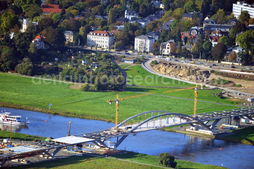 Dresden from the bird's eye view: Blick auf die im Bau befindliche Waldschlösschenbrücke über die Elbe in Dresden mit den Stahlträgern der belgischen Firma Victor Buyck Steel Constructions nach Vorgaben des Büros AWB Architekten Architekturbüro Bauer BDA und Bauleistungen der EUROVIA Beton GmbH. View the construction site of Waldschlösschen bridge over the Elbe in Dresden / Saxony.