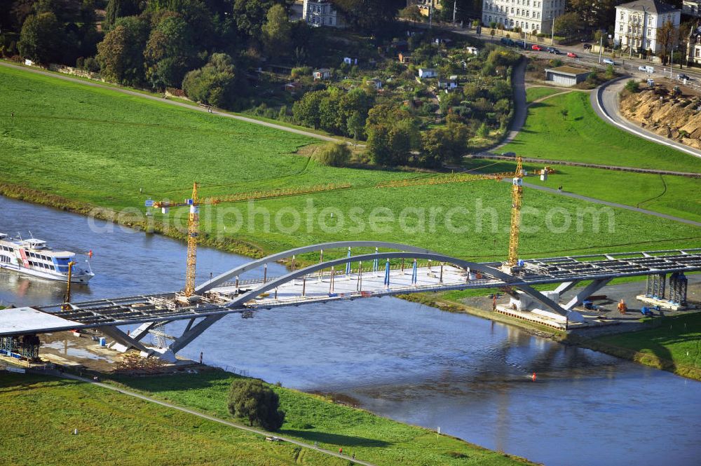 Aerial image Dresden - Blick auf die im Bau befindliche Waldschlösschenbrücke über die Elbe in Dresden mit den Stahlträgern der belgischen Firma Victor Buyck Steel Constructions nach Vorgaben des Büros AWB Architekten Architekturbüro Bauer BDA und Bauleistungen der EUROVIA Beton GmbH. View the construction site of Waldschlösschen bridge over the Elbe in Dresden / Saxony.