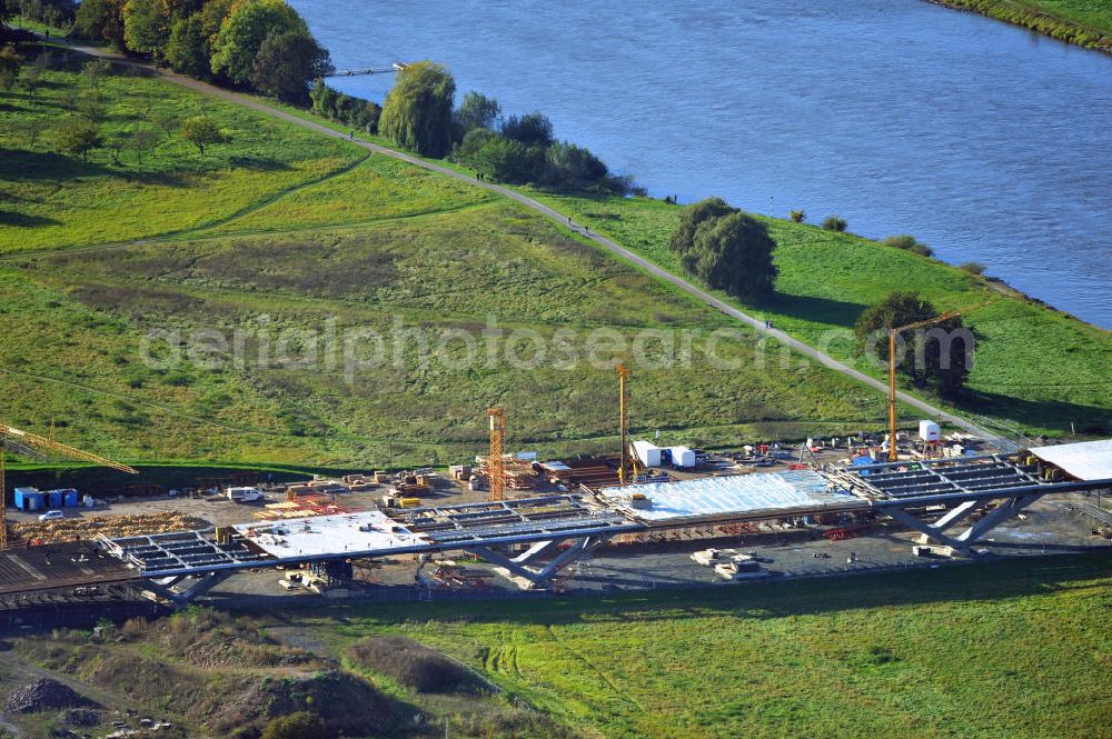 Aerial photograph Dresden - Blick auf die im Bau befindliche Waldschlösschenbrücke über die Elbe in Dresden mit den Stahlträgern der belgischen Firma Victor Buyck Steel Constructions nach Vorgaben des Büros AWB Architekten Architekturbüro Bauer BDA und Bauleistungen der EUROVIA Beton GmbH. View the construction site of Waldschlösschen bridge over the Elbe in Dresden / Saxony.