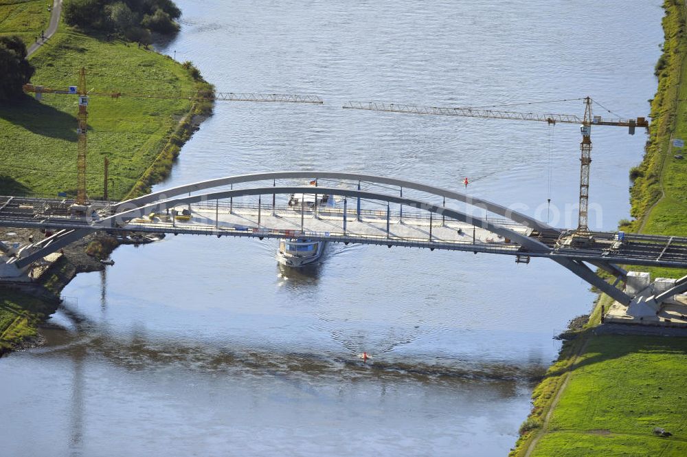 Aerial image Dresden - Blick auf die im Bau befindliche Waldschlösschenbrücke über die Elbe in Dresden mit den Stahlträgern der belgischen Firma Victor Buyck Steel Constructions nach Vorgaben des Büros AWB Architekten Architekturbüro Bauer BDA und Bauleistungen der EUROVIA Beton GmbH. View the construction site of Waldschlösschen bridge over the Elbe in Dresden / Saxony.