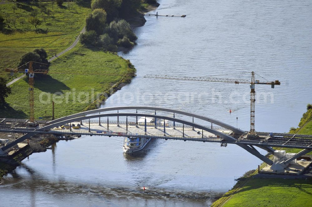 Aerial photograph Dresden - Blick auf die im Bau befindliche Waldschlösschenbrücke über die Elbe in Dresden mit den Stahlträgern der belgischen Firma Victor Buyck Steel Constructions nach Vorgaben des Büros AWB Architekten Architekturbüro Bauer BDA und Bauleistungen der EUROVIA Beton GmbH. View the construction site of Waldschlösschen bridge over the Elbe in Dresden / Saxony.