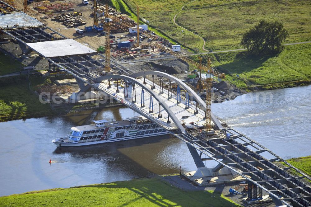 Dresden from the bird's eye view: Blick auf die im Bau befindliche Waldschlösschenbrücke über die Elbe in Dresden mit den Stahlträgern der belgischen Firma Victor Buyck Steel Constructions nach Vorgaben des Büros AWB Architekten Architekturbüro Bauer BDA und Bauleistungen der EUROVIA Beton GmbH. View the construction site of Waldschlösschen bridge over the Elbe in Dresden / Saxony.