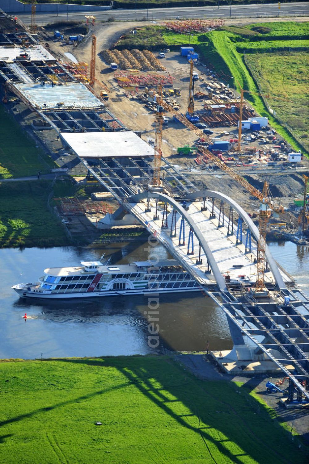 Aerial image Dresden - Blick auf die im Bau befindliche Waldschlösschenbrücke über die Elbe in Dresden mit den Stahlträgern der belgischen Firma Victor Buyck Steel Constructions nach Vorgaben des Büros AWB Architekten Architekturbüro Bauer BDA und Bauleistungen der EUROVIA Beton GmbH. View the construction site of Waldschlösschen bridge over the Elbe in Dresden / Saxony.