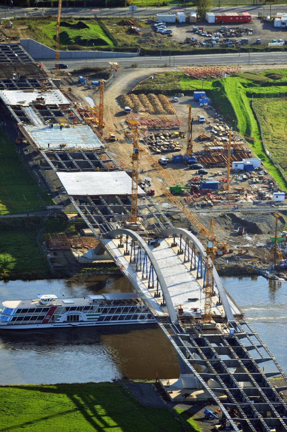 Aerial photograph Dresden - Blick auf die im Bau befindliche Waldschlösschenbrücke über die Elbe in Dresden mit den Stahlträgern der belgischen Firma Victor Buyck Steel Constructions nach Vorgaben des Büros AWB Architekten Architekturbüro Bauer BDA und Bauleistungen der EUROVIA Beton GmbH. View the construction site of Waldschlösschen bridge over the Elbe in Dresden / Saxony.