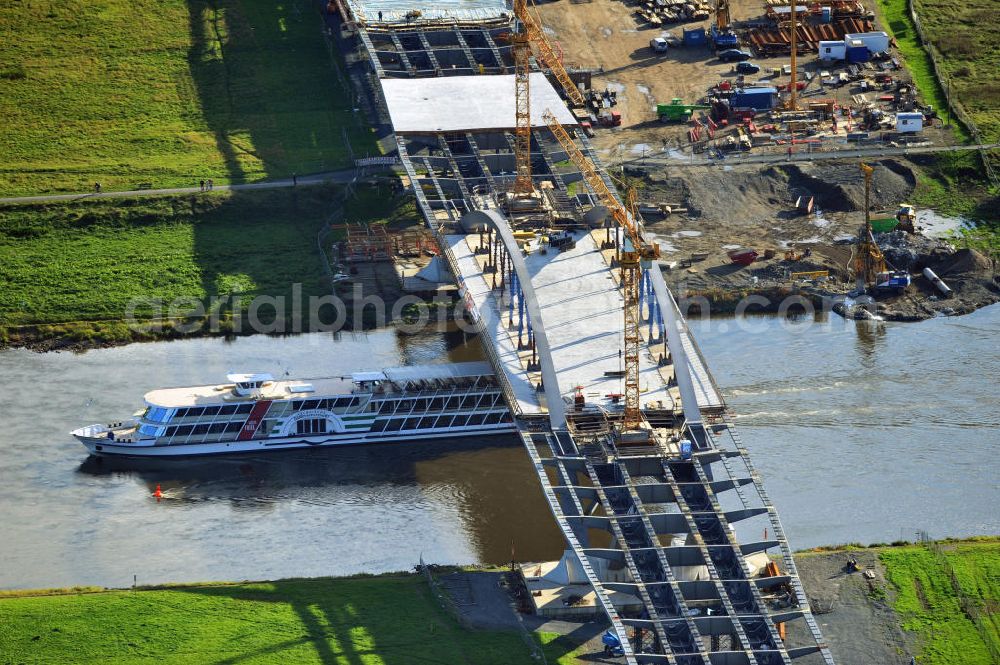 Dresden from above - Blick auf die im Bau befindliche Waldschlösschenbrücke über die Elbe in Dresden mit den Stahlträgern der belgischen Firma Victor Buyck Steel Constructions nach Vorgaben des Büros AWB Architekten Architekturbüro Bauer BDA und Bauleistungen der EUROVIA Beton GmbH. View the construction site of Waldschlösschen bridge over the Elbe in Dresden / Saxony.