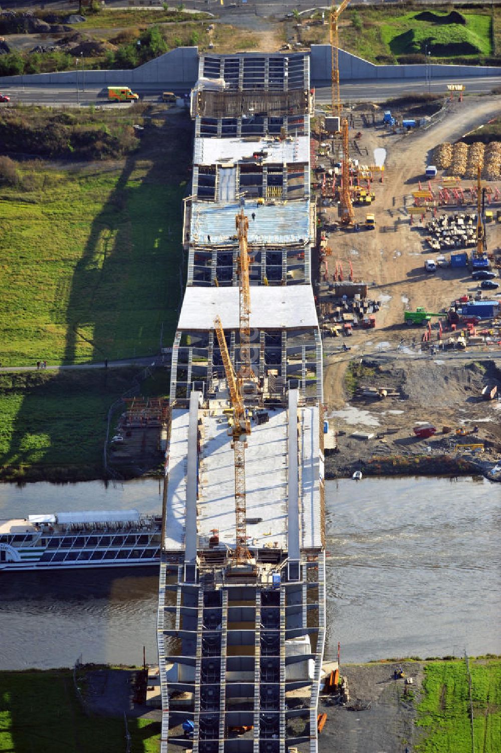 Dresden from the bird's eye view: Blick auf die im Bau befindliche Waldschlösschenbrücke über die Elbe in Dresden mit den Stahlträgern der belgischen Firma Victor Buyck Steel Constructions nach Vorgaben des Büros AWB Architekten Architekturbüro Bauer BDA und Bauleistungen der EUROVIA Beton GmbH. View the construction site of Waldschlösschen bridge over the Elbe in Dresden / Saxony.