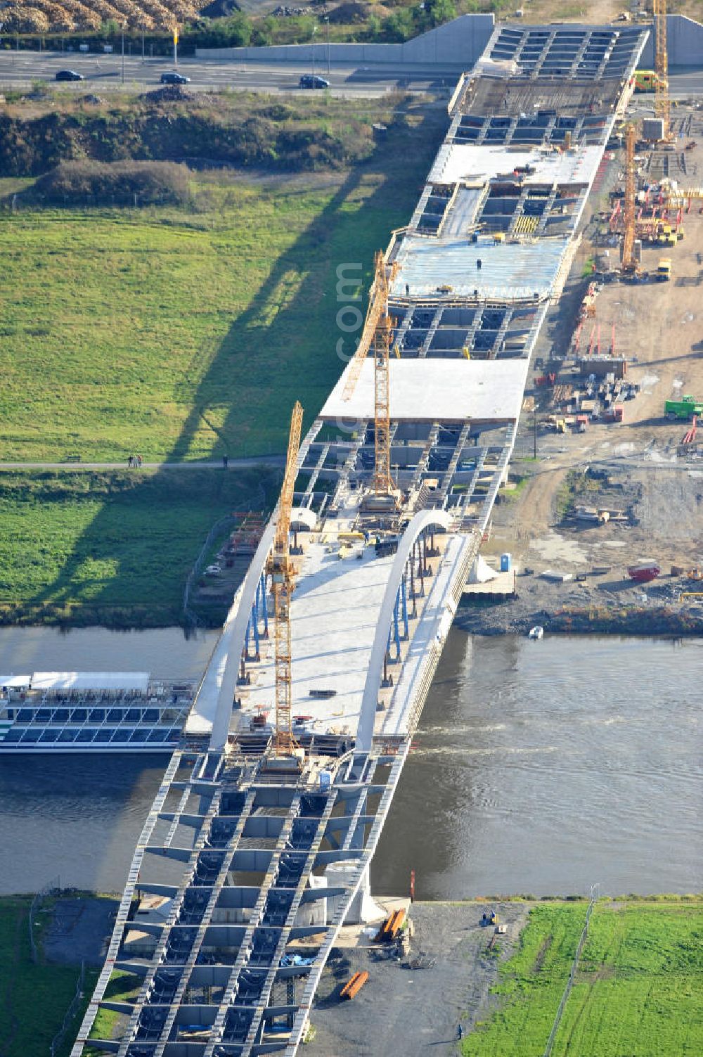 Aerial image Dresden - Blick auf die im Bau befindliche Waldschlösschenbrücke über die Elbe in Dresden mit den Stahlträgern der belgischen Firma Victor Buyck Steel Constructions nach Vorgaben des Büros AWB Architekten Architekturbüro Bauer BDA und Bauleistungen der EUROVIA Beton GmbH. View the construction site of Waldschlösschen bridge over the Elbe in Dresden / Saxony.