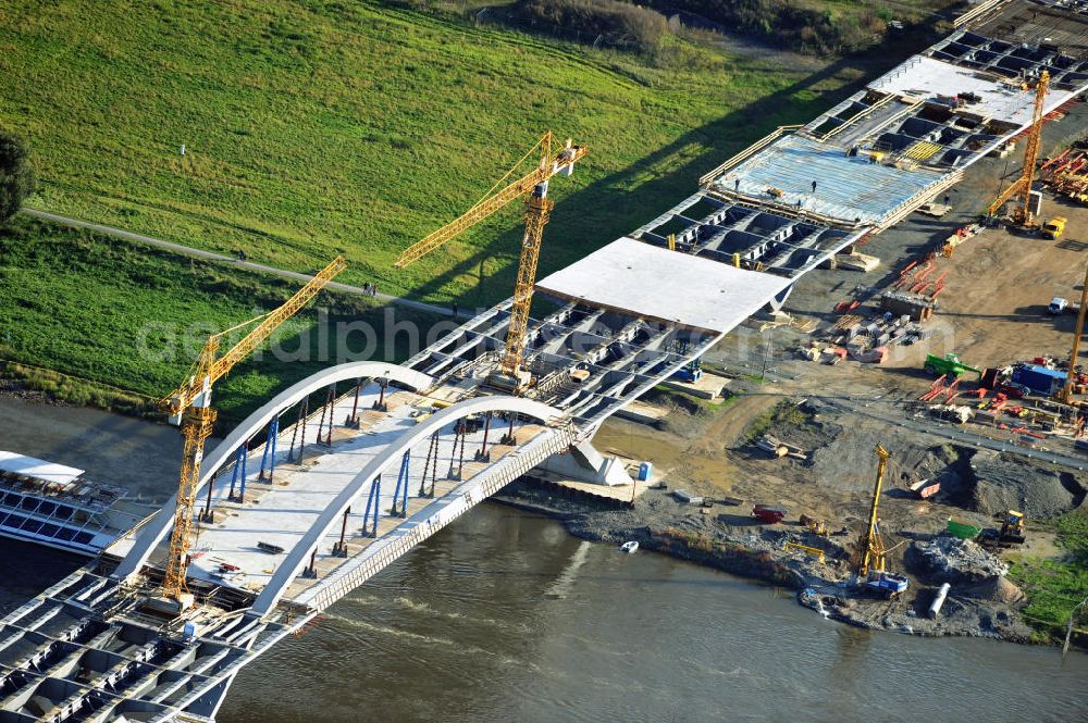 Aerial photograph Dresden - Blick auf die im Bau befindliche Waldschlösschenbrücke über die Elbe in Dresden mit den Stahlträgern der belgischen Firma Victor Buyck Steel Constructions nach Vorgaben des Büros AWB Architekten Architekturbüro Bauer BDA und Bauleistungen der EUROVIA Beton GmbH. View the construction site of Waldschlösschen bridge over the Elbe in Dresden / Saxony.